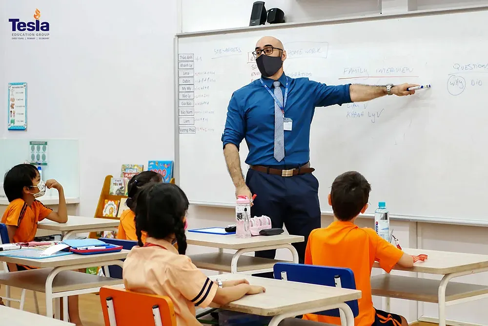 back to school truong quoc te tesla 2