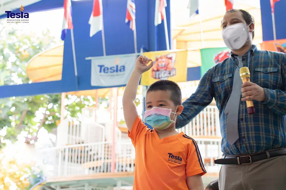 technology day truong quoc te tesla 12