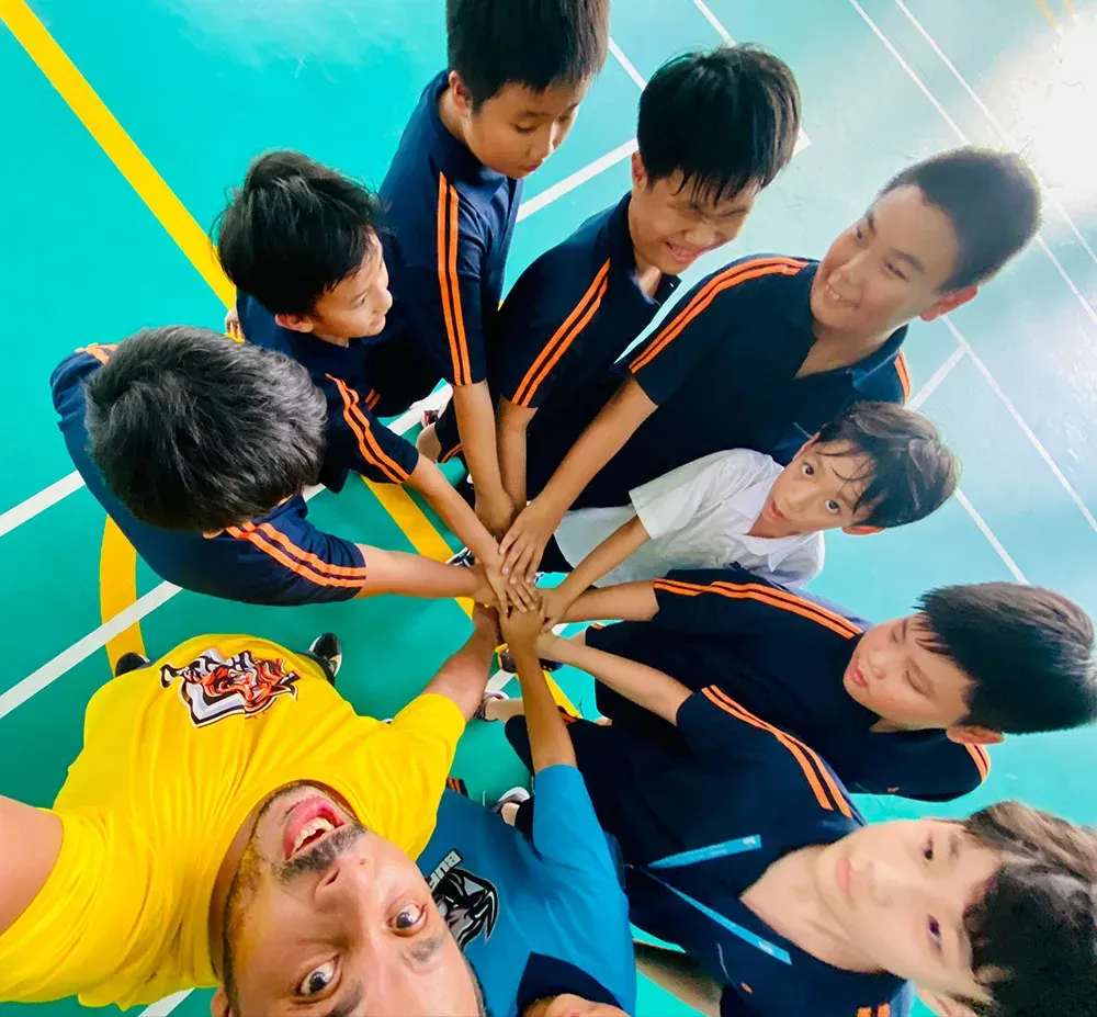 truong quoc te tesla soccer madness with soccer ball emoji