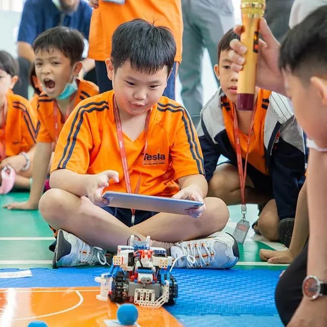 technology-day-truong-quoc-te-tesla-thumb.jpg