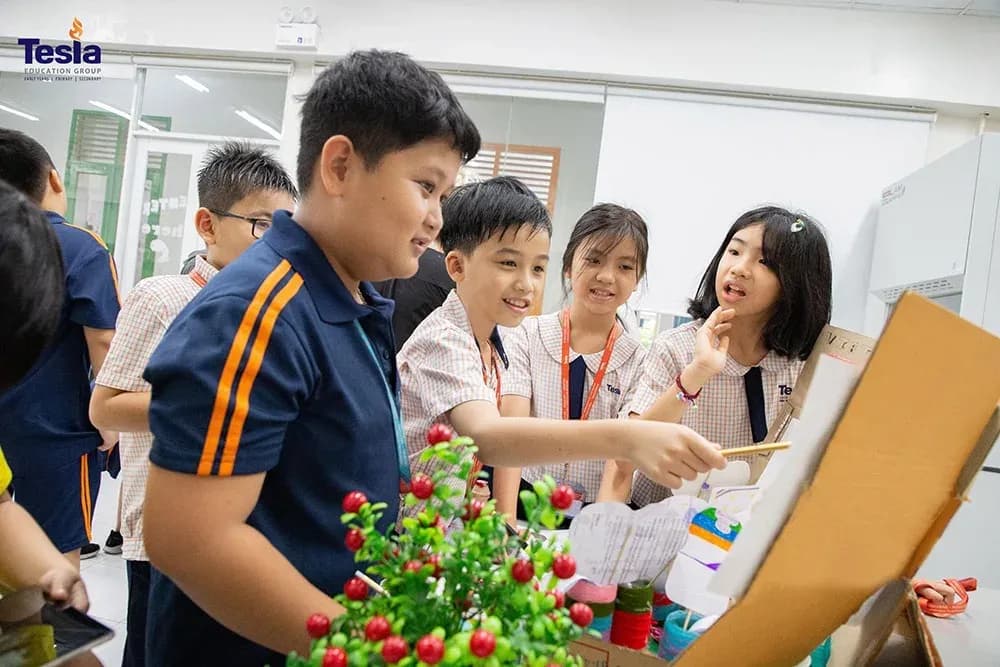truong-quoc-te-tesla-the-anh-thuyet-trinh.jpg
