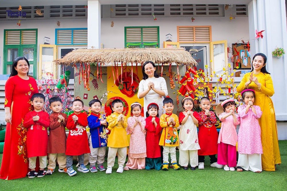 Truong Quoc te Tesla F1 chuc Tet