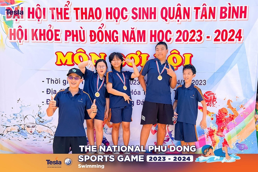 Truong Quoc te Tesla hoi khoe Phu Dong boi loi