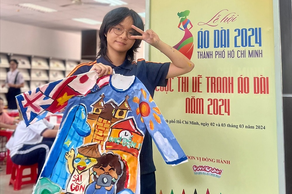 Truong Quoc te Tesla ve tranh ao dai va hoa