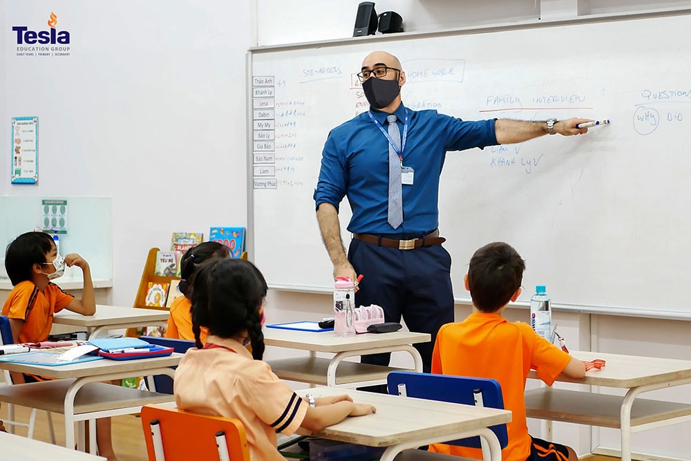 back to school truong quoc te tesla 2