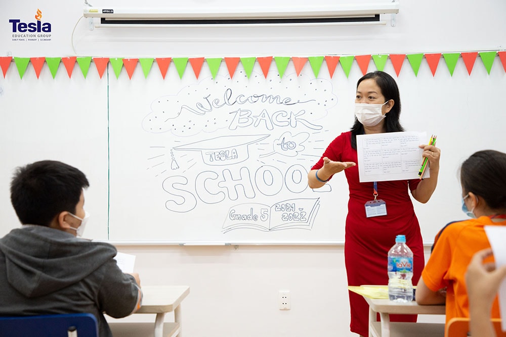 back to school truong quoc te tesla 3