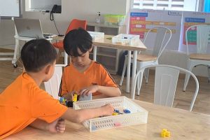 giraffe robot 2 768x512 1 300x200