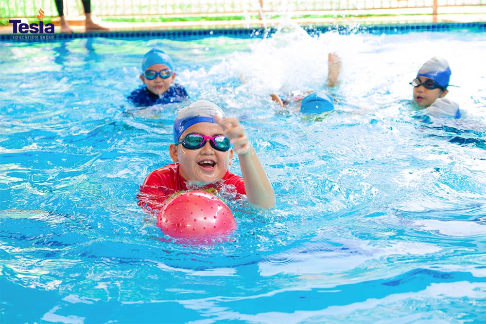 hoc sinh tieu hoc truong tesla 2 1