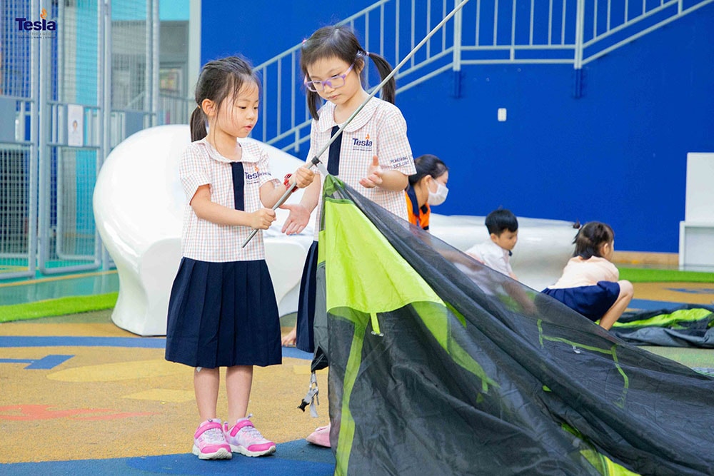 truong quoc te tesla KG cam trai 2