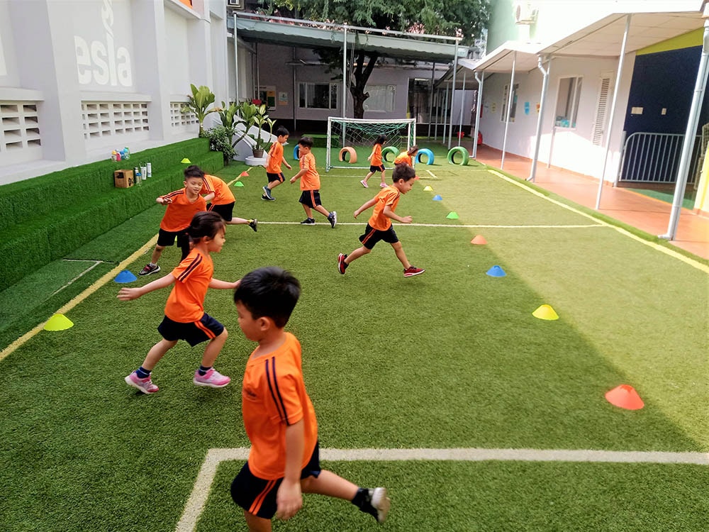 truong quoc te tesla PE tieu hoc 2