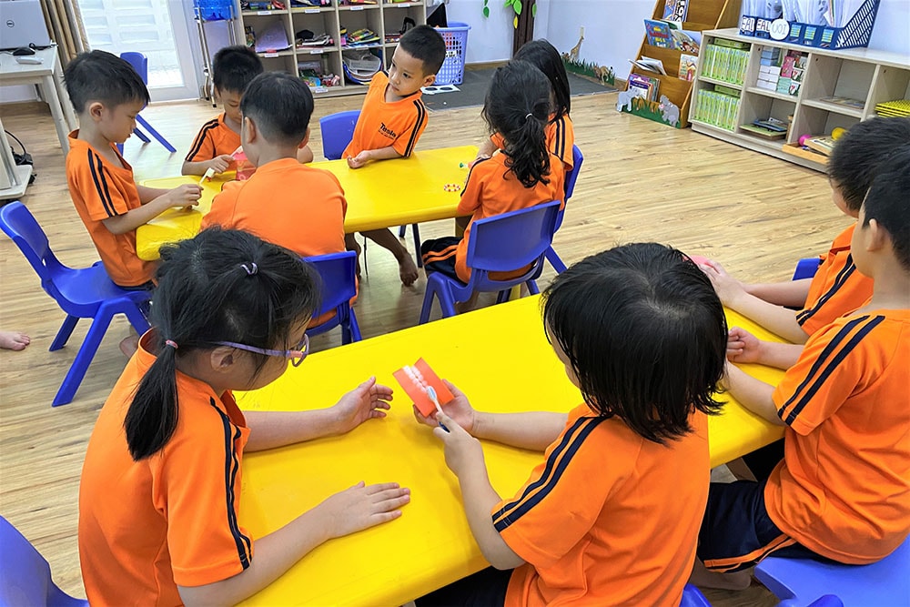 truong quoc te tesla UOI KG 1