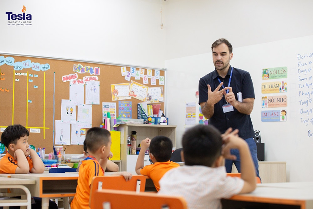 truong quoc te tesla hoc song ngu