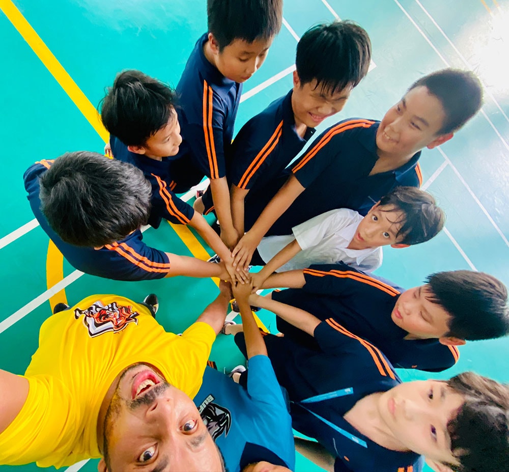 truong quoc te tesla soccer madness with soccer ball emoji