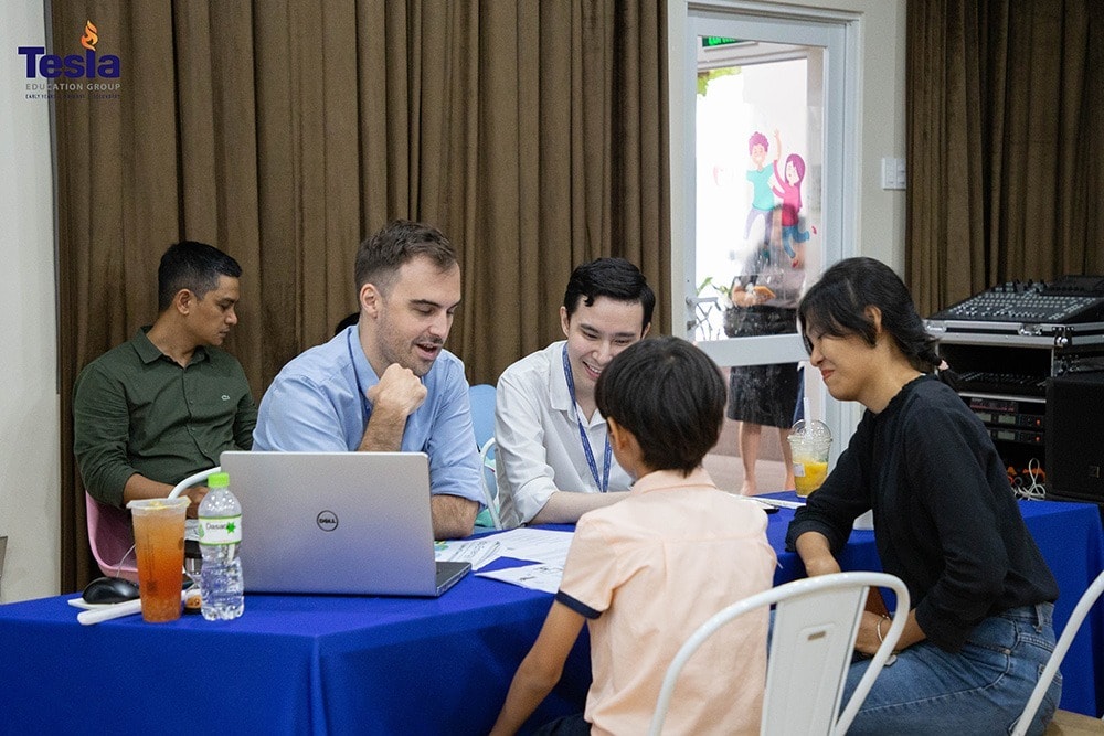 truong-quoc-te-tesla-hop-phu-huynh.jpg