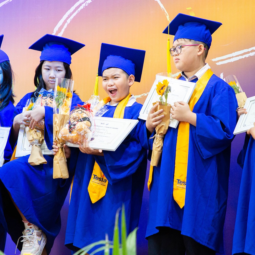truong-quoc-te-tesla-le-tong-ket-22-23.jpg