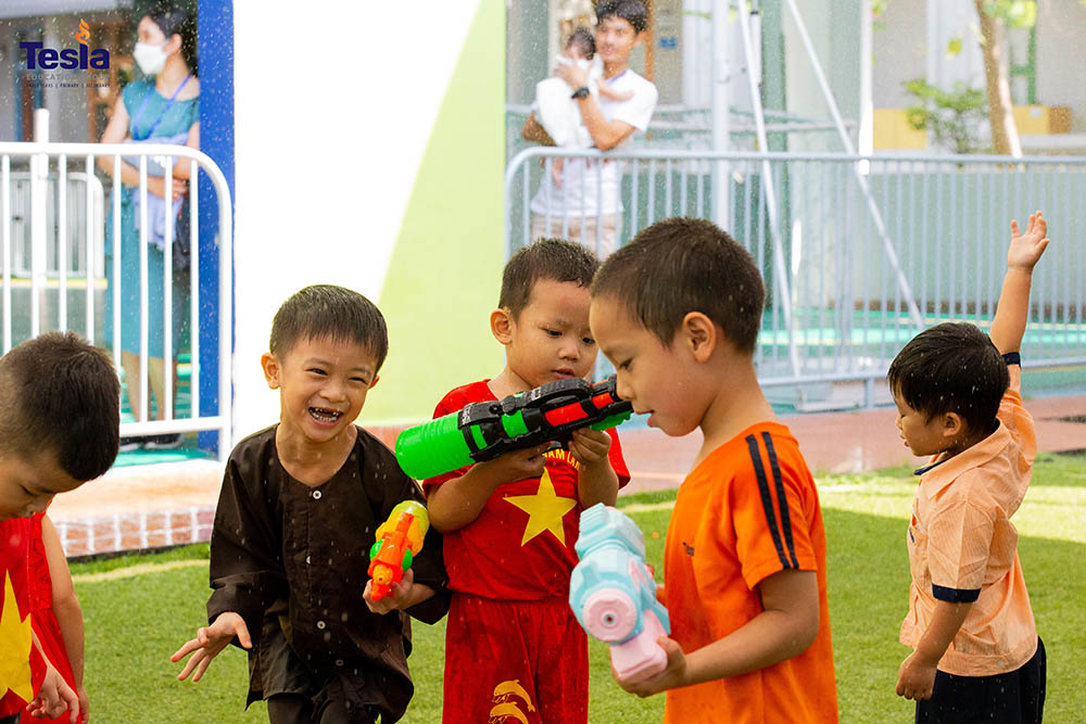 Trẻ Mầm non Quốc tế Tesla chơi với nước